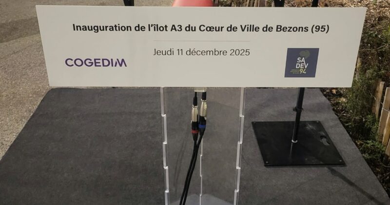 Podium d'inauguration pour l'îlot A3 à Bezons, avec câbles audio visibles, le 11 décembre 2025.