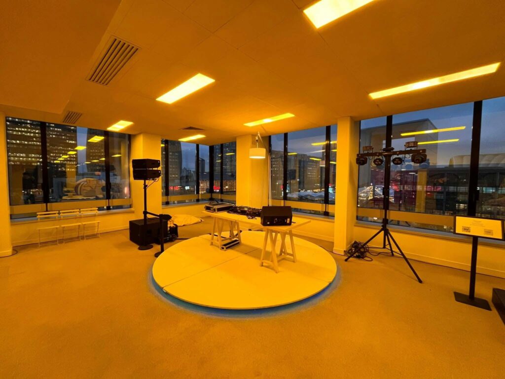 Installation de matériel de sono et éclairage dans un espace moderne avec vue sur la ville.