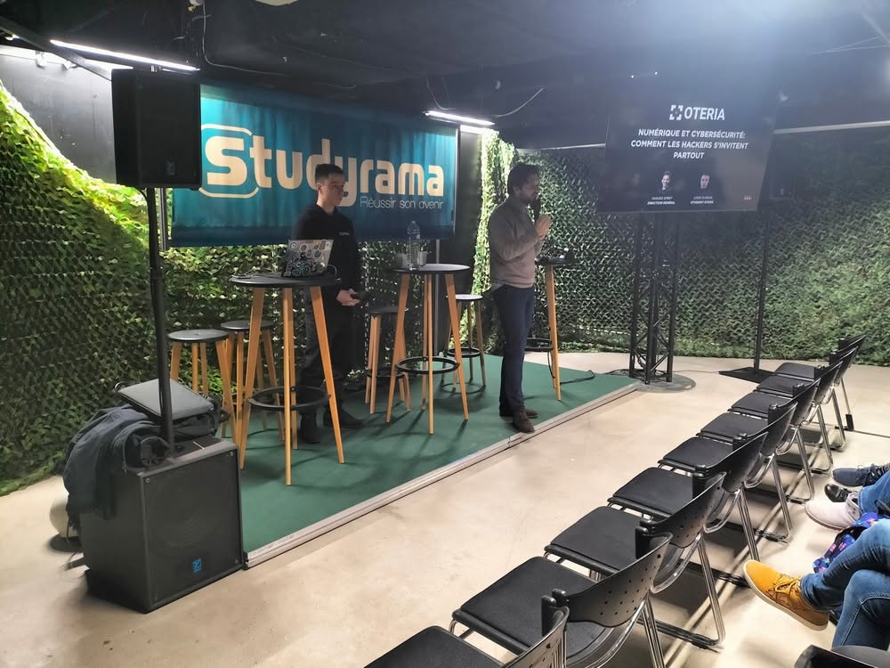 Conférence sur la cybersécurité avec des intervenants, organisée par Studyrama, dans un espace aménagé.