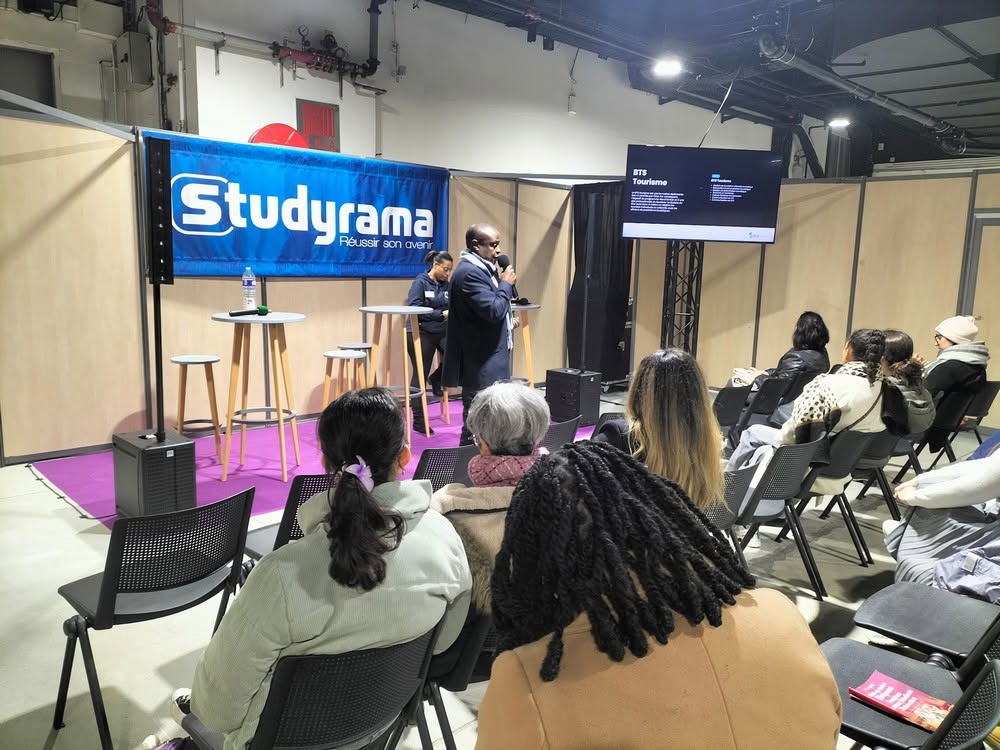 Conférence organisée par Studyrama, avec un intervenant parlant devant un public assis. Matériel de sono en arrière-plan.