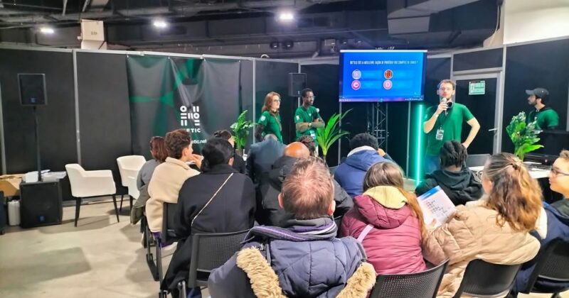 Présentation de Symbiose Organisation, spécialisée en sono et éclairage, avec une assistance du public lors d'un événement.