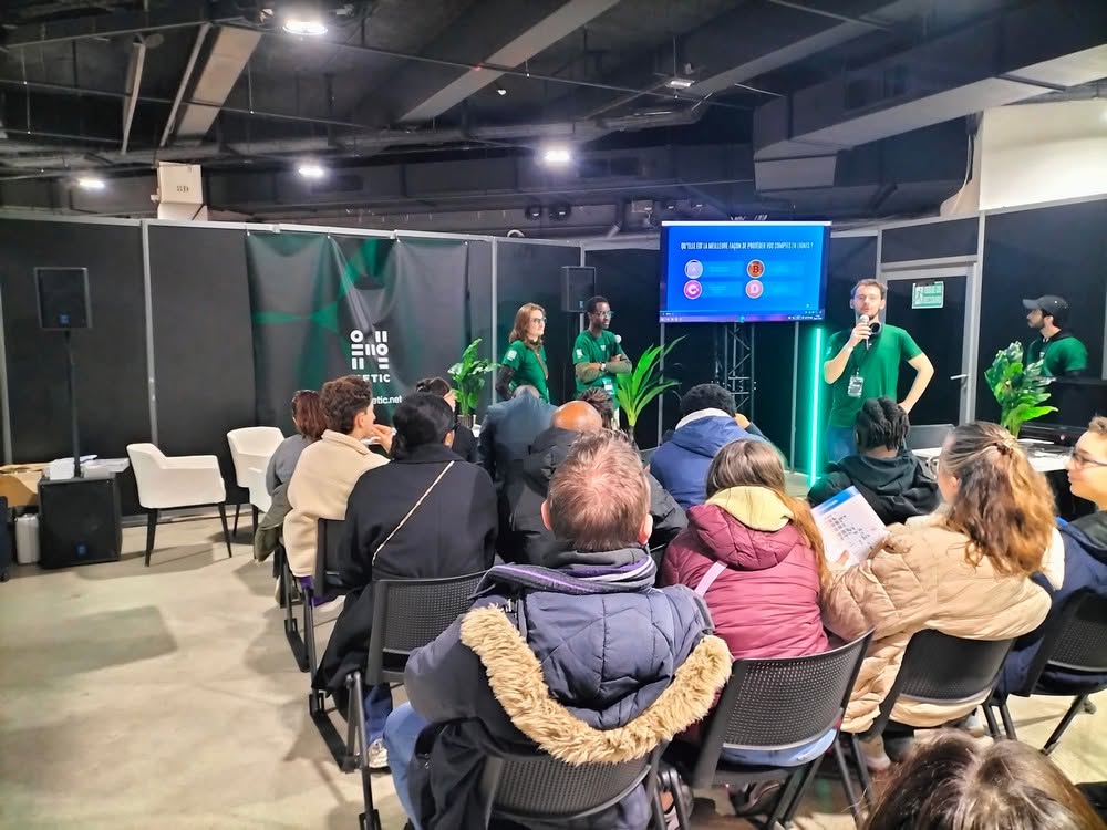 Présentation de Symbiose Organisation, spécialisée en sono et éclairage, avec une assistance du public lors d'un événement.