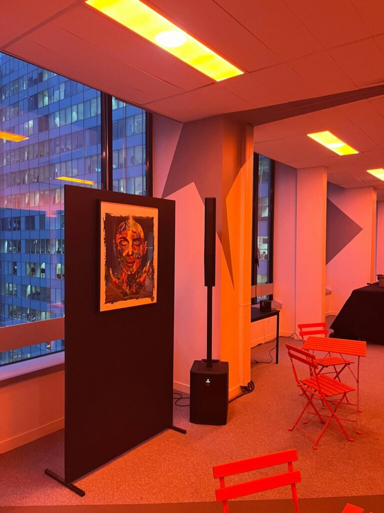 Installation de matériel de son et éclairage avec tableau, amplificateur et chaises dans une salle moderne.